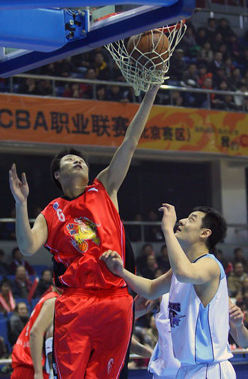 佩莱格里尼：塞维利亚落后时球迷往球场投掷杂物，这样不对